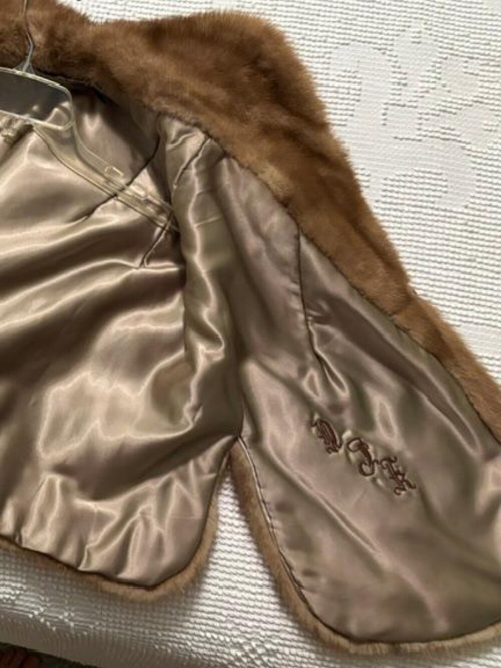 Vintage Pizitz genuine fur capelet fully lined w/front hook closure and pockets - Picture 9 of 9